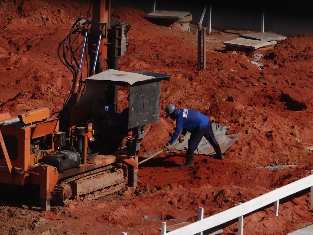 Torre eléctrica con excavadora